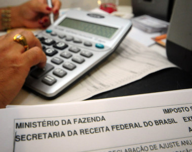 A multa para quem coloca informações erradas ou deixa de colocar dados importantes de propósito é de 150% do imposto devido.