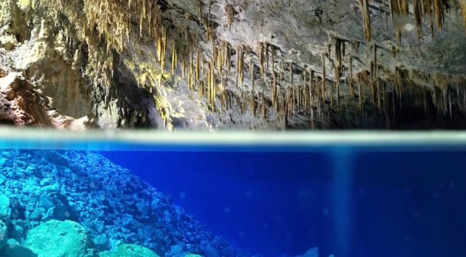 Gruta do Lago Azul recentemente subiu para a terceira colocação sobre o que fazer em Bonito, e das 3.670 avaliações de visitantes (Foto: Divulgação)
