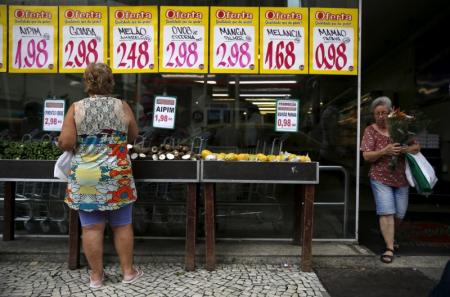 Mulher observa preços em mercado do Rio de Janeiro. 21/01/2016 REUTERS/Pilar Olivares