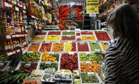 Mulher olhando alimentos em feira em Belo Horizonte. As principais influências para o resultado de novembro foram os grupos alimentação e bebidas, com queda de 0,20 por cento, e artigos de residência, com recuo dos preços de 0,16 por cento. 30/06/2016 REUTERS/Toru Hanai