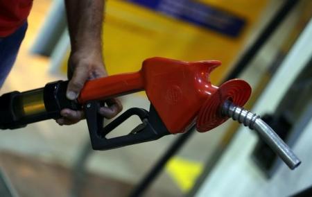 Funcionário abastece carro em posto de gasolina em São Paulo, no Brasil 08/11/2016 REUTERS/Paulo Whitaker