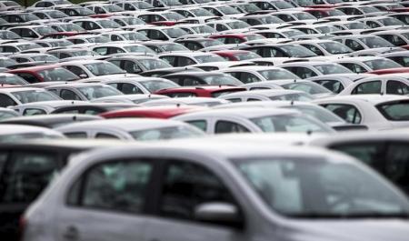Carros novos estacionados no pátio da montadora alemã Volkswagen em Taubaté, perto de São Paulo 30/03/2015 REUTERS/Roosevelt Cassio