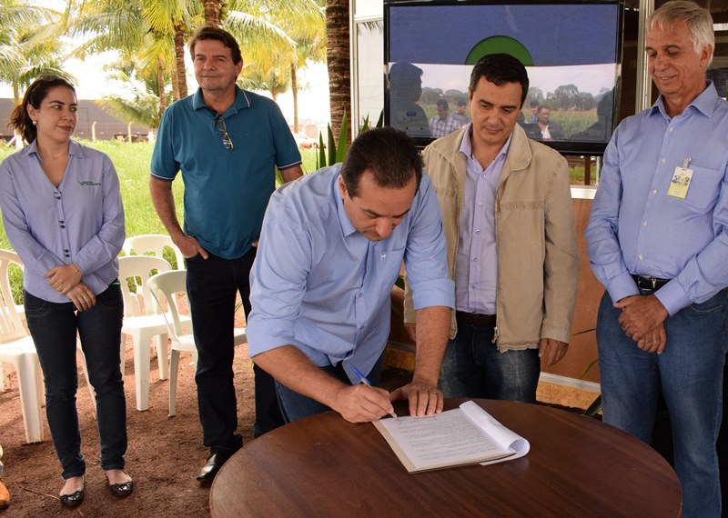 Vice-prefeito assinou termo juntamente com secretário de Agricultura Familiar, presidente do Sindicato Rural e presidente da Famasul. (Foto: Luiz Radai).