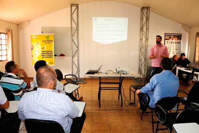 Victor Ayres, assessor técnico da CNA, durante palestra a avicultores, no Sindicato Rural de Dourados. (Foto: Divulgação).