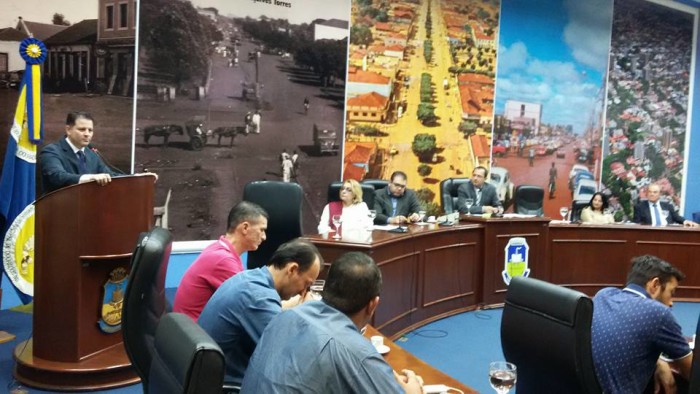 Deputado Renato Câmara fala sobre a importância de implantar um centro multicultural em Dourados em audiência na Câmara de Vereadores. (Foto: Dênes de Azevedo).