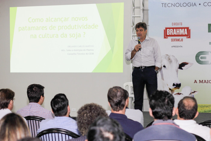 Orlando Carlos Martins fala no simpósio sobre a soja. (Foto: Divulgação).