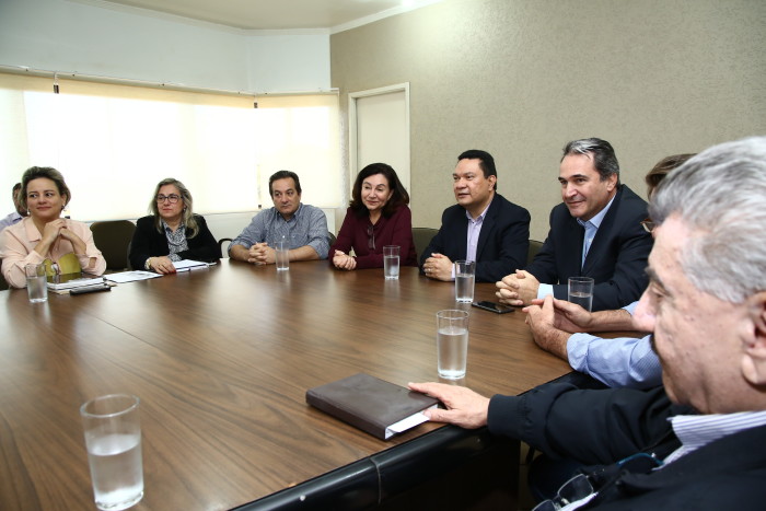 Anúncio de investimentos do Governo em Dourados foi feito durante reunião, na manhã desta segunda, na Prefeitura. (Foto: A. Frota)