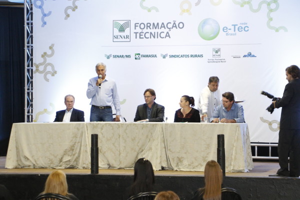 Lúcio Damália fala a formandos do curso de técnico em agronegócio, sexta à noite no Sindicato Rural. (Foto: Divulgação).