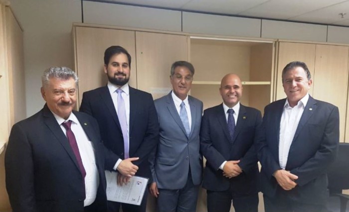 Os secretários Zé Elias Moreira e José Richa Filho cumpriram mais uma etapa da implantação da ferrovia Dourados/Paranaguá, na semana passada, em Brasília. (Divulgação).