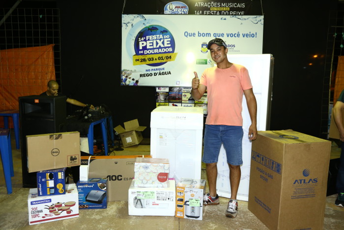 Chuster Nunes Ramos, 35 anos, casado, Chuster Nunes Ramos, 35 anos, levou para casa, no Parque das Nações II Plano, Chuster Nunes Ramos, 35 anos, casado, levou para casa, no Parque das Nações II Plano, vários prêmios. (Foto: A. Frota).
