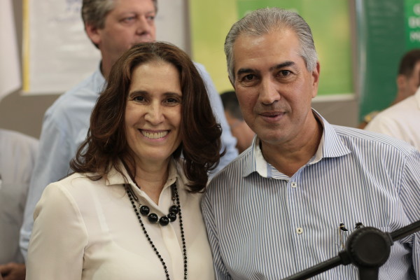 Presidente da Aced, Elizabeth Salomão e governador, Reinaldo Azambuja. (Foto: Divulgação).