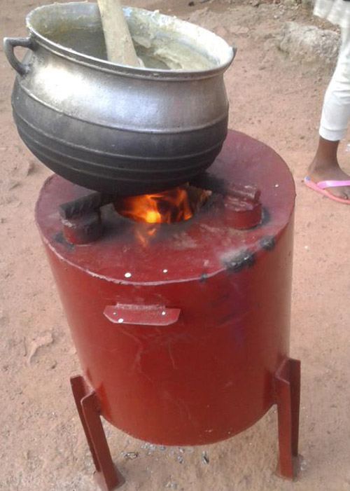 Equipamento cozinha alimentos em tempo menor e produz condicionador para o solo. (Foto: Embrapa).