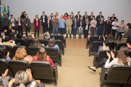 Vereadores Sergio Nogueira e Junior Rodrigues, da Comissão de Prevenção às Drogas, e membros do Comad em evento realizado em parceria com a Casa (Foto: Divulgação)