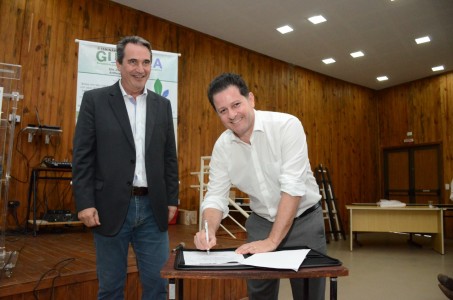 Ao lado do superintendente da Semagro Rogério Beretta, deputado Renato Câmara assina termo de implantação da Câmara Setorial de Plantas Nativas de MS