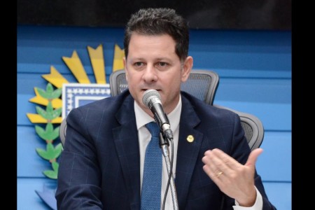 Legenda: Deputado Renato Câmara pede para que as pessoas aproveitem o tempo em casa para ampliar o combate aos focos do mosquito da dengue; Mato Grosso do Sul registrou mais de 400 novos casos por dia nos primeiros três meses do ano