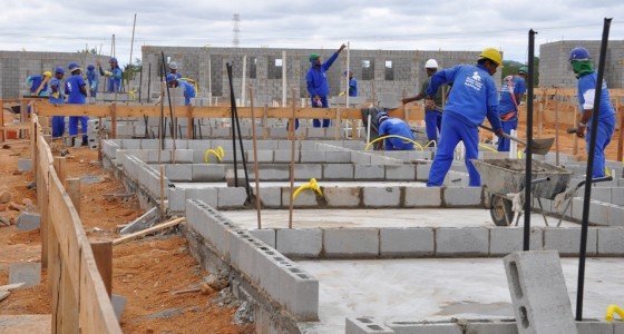 No país, o custo nacional da construção, por metro quadrado, que em fevereiro havia fechado em R$ 976,82, em março subiu para R$ 984,81