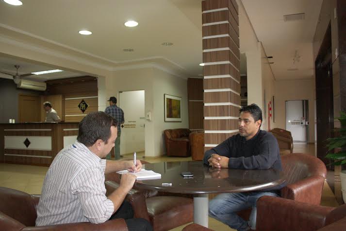 Empresário Tony Montolvão recebeu a reportagem do Indicador Econômico e falou do projeto do Sete de Dourados rumo a elite do futebol nacional (Foto: Dênes de Azevedo)