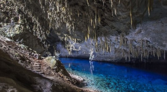 Queridinha da região é a Gruta do Lago Azul, tombada pelo Iphan e localizada em uma área de preservação ambiental.