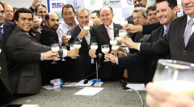 Governo do Estado estuda a redução de ICMS do leite no período da estiagem para que a indústria possa melhorar o preço pago ao produtor (Foto: divulgação)