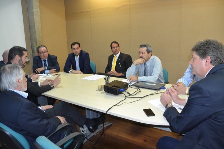 Secretário Jaime Verruck recebe no gabinete da Semade, missão oficial do Paraguai. Participaram Marcelo Miglioli, titular da Seinfra, e o representante do Sistema Fiems, Rodrigo Ferrada Benavides - (Foto: Nolli Corrêa)