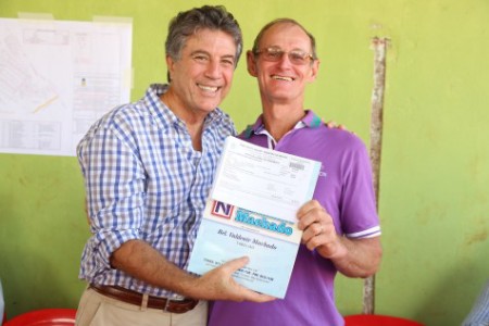 Prefeito Murilo Zauith durante entrega de escrituras na Agrovila da Vila Formosa (Foto: Cido Frota)