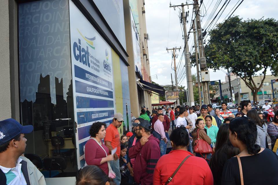 Em Dourados, a busca por emprego lotou o Ciat na manhã desta quinta-feira; município fechou junho com saldo negativo de vagas - (Foto: Fabiane Dorta)