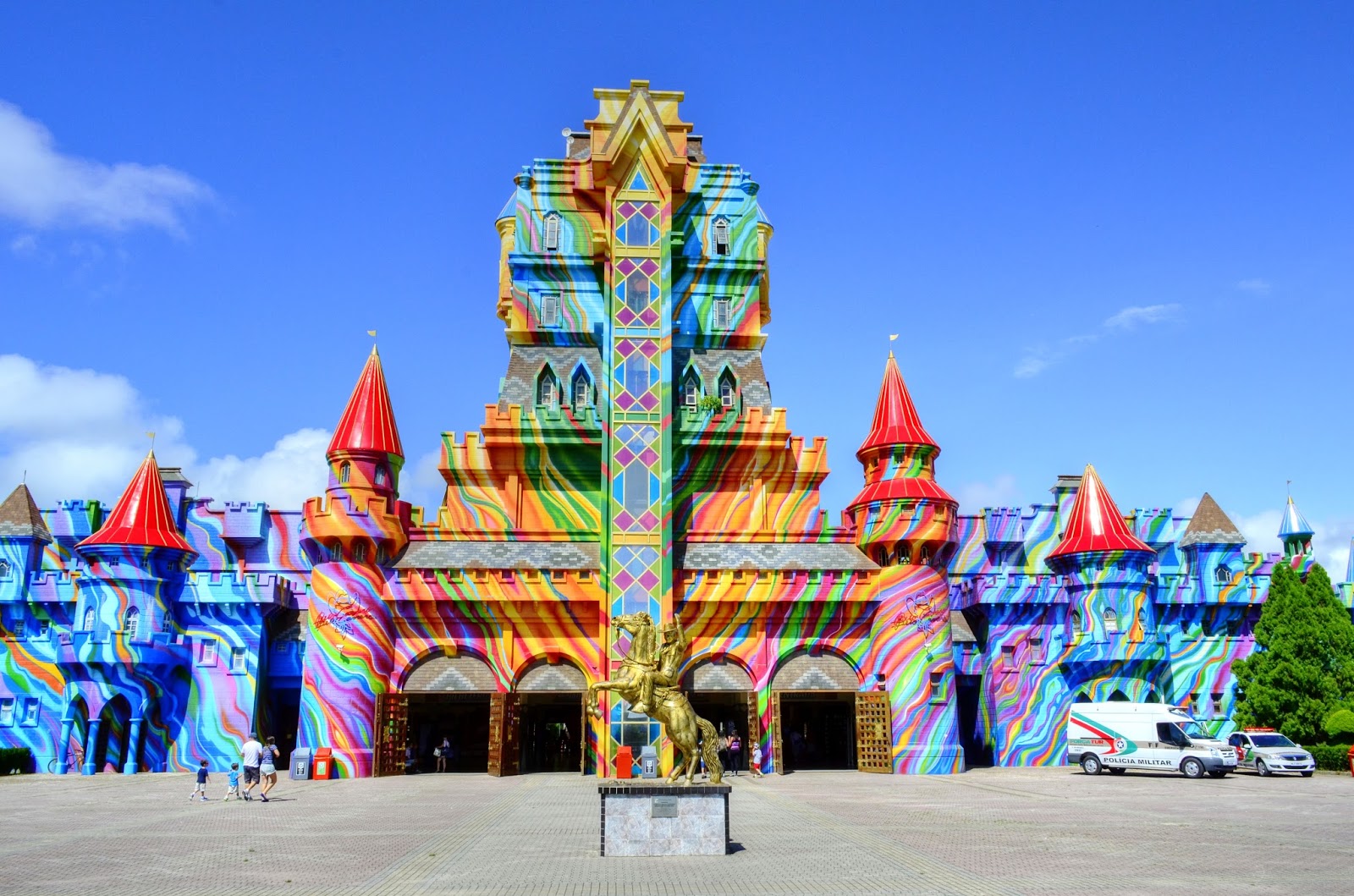 No pacote de viagem está incluso o transporte até o Beto Carrero World. (Foto: Divulgação).