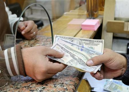 Cliente troca notas de dólar em casa de câmbio no Cairo, Egito 27/12/2016 REUTERS/Mohamed Abd El Ghany