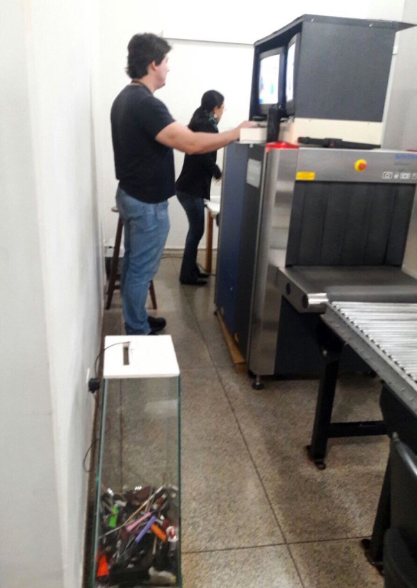 Agentes são responsáveis, desde a triagem de passageiros, a utilização de detectores de metais e do aparelho de raios-x, até a inspeção manual da bagagem. (Foto: Divulgação).