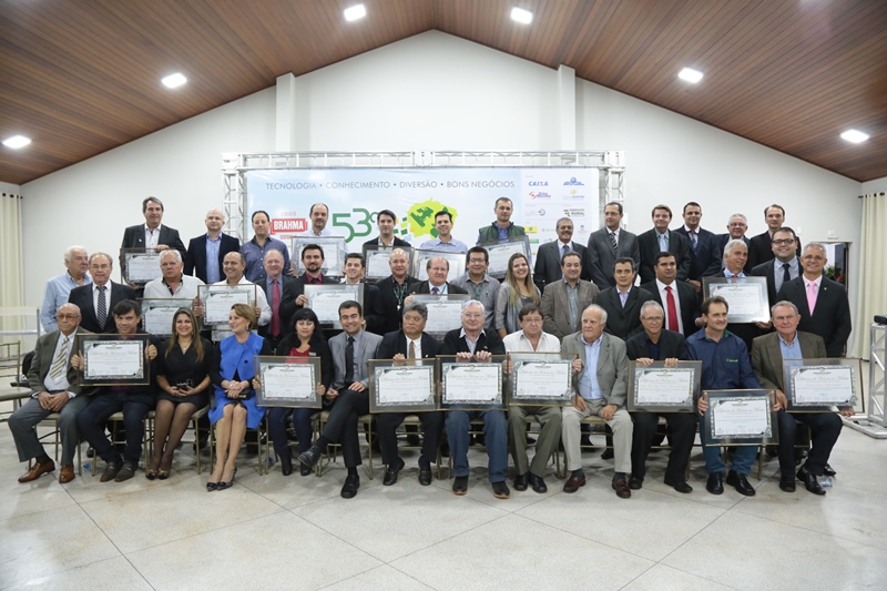 Homenageados pela Câmara durante sessão na Expoagro. (Foto: Éder Gonçalves).
