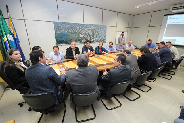 Ministro Eumar Novacki reunido com vereadores. (Foto: Tiago Morais).
