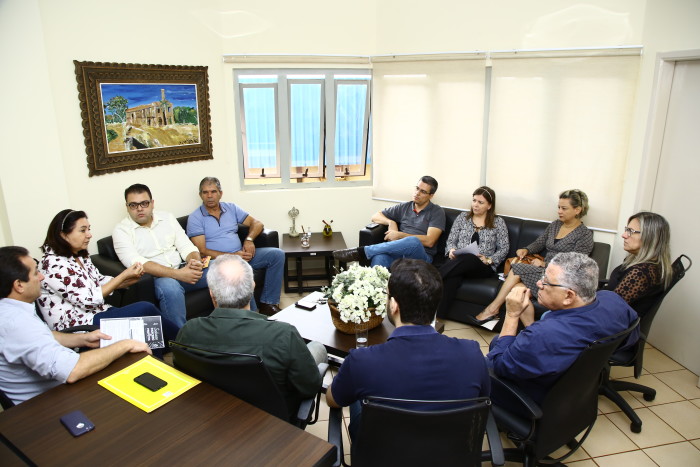 Reunião na manhã desta quinta-feira contou com a comissão de Indústria e Comércio da Câmara. (Foto: A. Frota).
