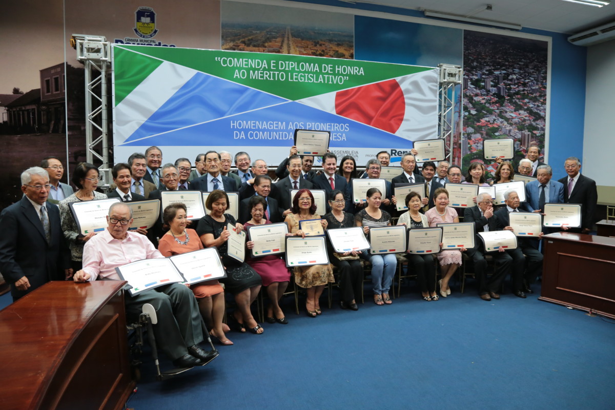 Deputado Renato Câmara presidiu a solenidade em homenagem aos pioneiros japoneses; Plenário da Câmara de Dourados ficou lotado. (Foto: Éder Gonçalves).