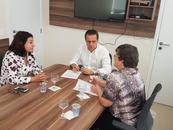 Prefeita Délia e secretária Elaine foram recebidas por Ricardo Ayache nesta quarta-feira. (Foto: Divulgação).