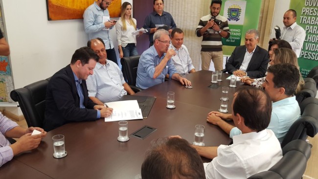 Deputado Renato Câmara participando da solenidade de anúncio de R$ 5 milhões para o recapeamento de Dourados. (Foto: Henrique de Matos).