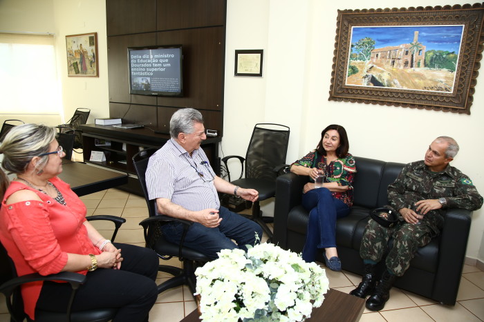 Délia recebeu o general da 4ª Brigada de Cavalaria Mecanizada, Lourenço William da Silva Ribeiro Pinho. (Foto: A. Frota).