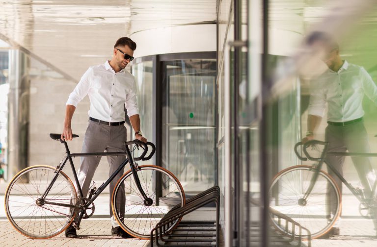 Um espaço adequado para guardar a bicicleta é uma reivindicação frequente em condomínios. (Foto: Divulgação).