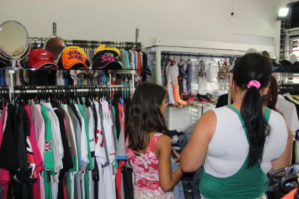 Comércio de Naviraí faz promoção para liquidação de mercadorias. (Foto: Divulgação).