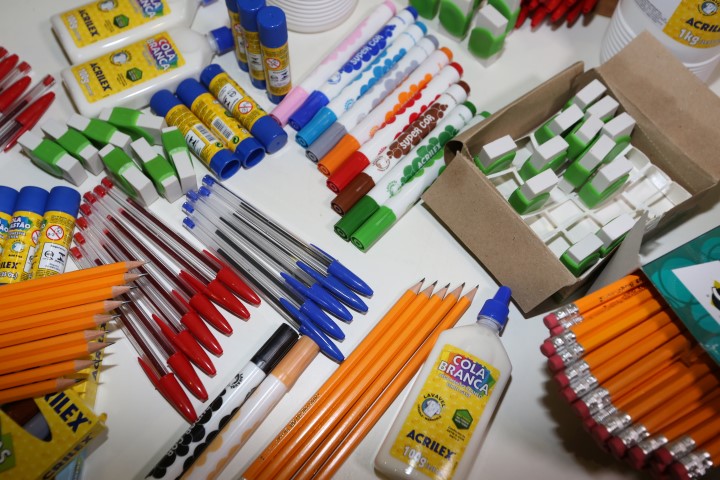 O ideal é comparar valores em diversos pontos de venda, como papelarias, depósitos, lojas virtuais, lojas de departamentos e livrarias. (Foto: Divulgação).