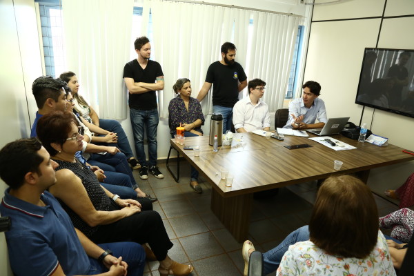 Reunião entre equipe da empresa responsável pela elaboração do sistema e técnicos da Seplan. (Foto: A. Frota).