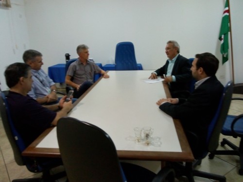 Prefeito Izauri se reuniu com dirigentes da Cocamar para tratar de investimento. (Foto: Divulgação).